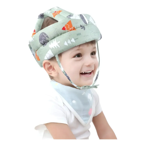 Bebé con casco protector acolchado infantil