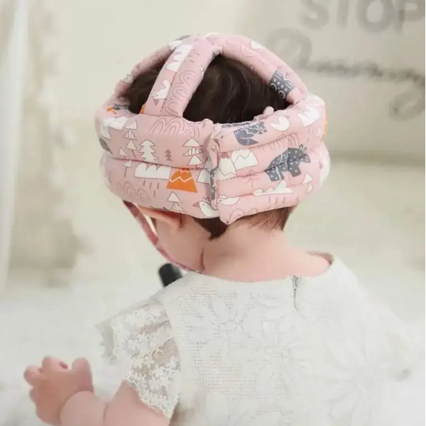 Bebé con casco protector acolchado rosa